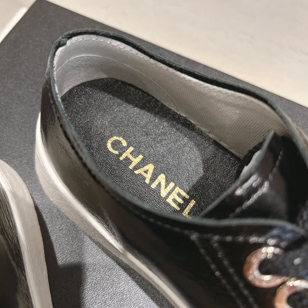 👟👟Ex-factory price 440👟👟 Top version Chanel Chanel 24 latest model full leather panda color white shoes casual sports shoes skateboard shoes original purchase and development production Xiaoxiang C Home Another super popular item in the counter, loved by Internet celebrity bloggers and sisters, and various praises on social platforms. It is very popular, has a high texture, is breathable and super spring and summer. Seeing this issue always arouses the inner desire of girls for fashion. The latest suede material, classic black and white color, full of fashionable feeling on the feet, easy to care for. Fabric: Original customized imported cowhide material. Lining: Customized soft sheepskin lining. Sole: Original molded TPU non-slip outsole. Bottom thickness: 2.5CM. Size: Women's size 35-40 (custom-made sizes 40 are non-refundable)